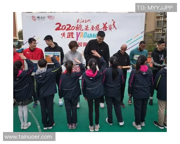 姚明握手舞引领全民健身热潮展现运动与快乐的完美结合 姚明握手舞引领全民健身热潮展现运动与快乐的完美结合